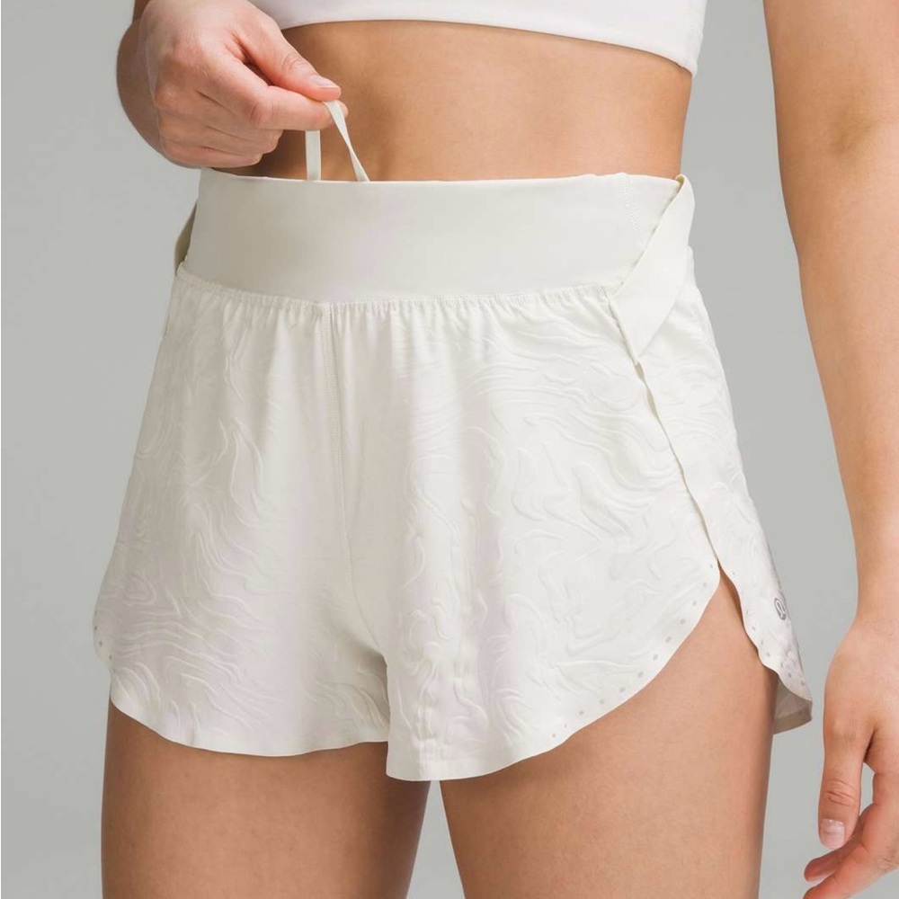 Lululemon NWT Fast and Free High-Rise Short 2" Airflow In-Sense Emboss Mini Bone